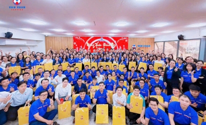 Vạn Xuân Service trao quà tết cho nhân viên